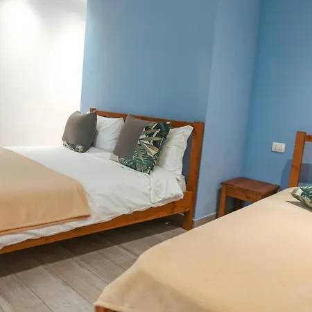 Lab Bed & Breakfast 3* فلورا