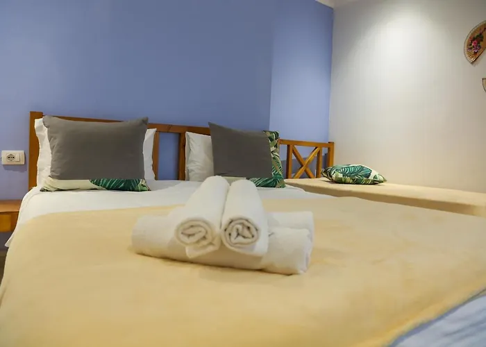 Lab Bed & Breakfast 3* فلورا