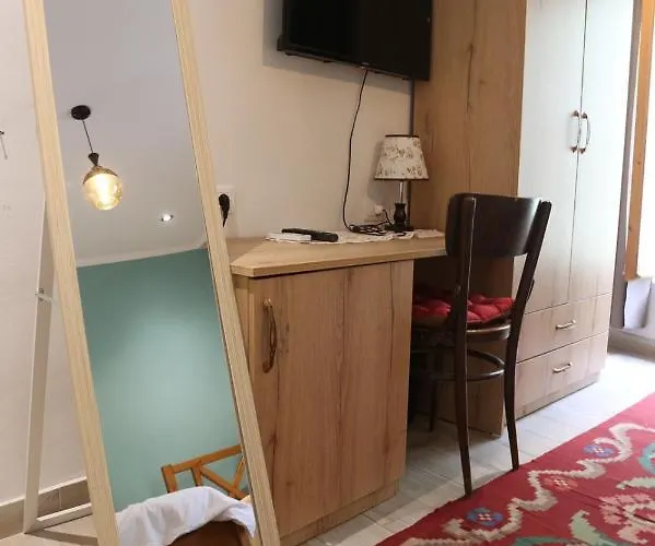 Lab Bed & Breakfast فلورا